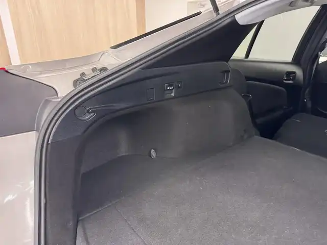 トヨタ プリウス ＰＨＶ S ナビパッケージ 三重県 2017(平29)年 5.1万km スティールブロンドM プラグインハイブリッド/FF/インパネCVT/純正 11.6インチ 縦型ナビ/（AM/FM/USB/iPod/Bluetooth/AUX/TV）/バックカメラ/モデリスタエアロ（F/S/R下）/【OP】ETC2.0/Toyota Safety Sense/・プリクラッシュセーフティ/・レーンディパーチャーアラート（操舵支援付）/・レーダークルコン/・オートハイビーム/・ふらつき検知機能/・【OP】ITS Connect/装備/・【OP】AC100Vアクセサリーコンセント（ヴィークルパワーコネクター付・V2H対応・コンセント2ヶ）/・シートヒーター（D/N）/・ステアリングヒーター/・オートエアコン/・オートライト/・LED ヘッドライト＆フロントフォグランプ/・純正17inAW/・プッシュスタート/・スマートキーx1/・保/など
