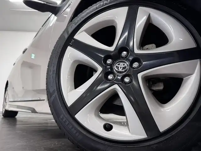 トヨタ プリウス ＰＨＶ S ナビパッケージ 三重県 2017(平29)年 5.1万km スティールブロンドM プラグインハイブリッド/FF/インパネCVT/純正 11.6インチ 縦型ナビ/（AM/FM/USB/iPod/Bluetooth/AUX/TV）/バックカメラ/モデリスタエアロ（F/S/R下）/【OP】ETC2.0/Toyota Safety Sense/・プリクラッシュセーフティ/・レーンディパーチャーアラート（操舵支援付）/・レーダークルコン/・オートハイビーム/・ふらつき検知機能/・【OP】ITS Connect/装備/・【OP】AC100Vアクセサリーコンセント（ヴィークルパワーコネクター付・V2H対応・コンセント2ヶ）/・シートヒーター（D/N）/・ステアリングヒーター/・オートエアコン/・オートライト/・LED ヘッドライト＆フロントフォグランプ/・純正17inAW/・プッシュスタート/・スマートキーx1/・保/など