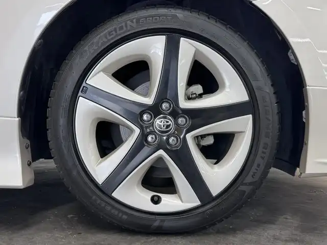 トヨタ プリウス ＰＨＶ S ナビパッケージ 三重県 2017(平29)年 5.1万km スティールブロンドM プラグインハイブリッド/FF/インパネCVT/純正 11.6インチ 縦型ナビ/（AM/FM/USB/iPod/Bluetooth/AUX/TV）/バックカメラ/モデリスタエアロ（F/S/R下）/【OP】ETC2.0/Toyota Safety Sense/・プリクラッシュセーフティ/・レーンディパーチャーアラート（操舵支援付）/・レーダークルコン/・オートハイビーム/・ふらつき検知機能/・【OP】ITS Connect/装備/・【OP】AC100Vアクセサリーコンセント（ヴィークルパワーコネクター付・V2H対応・コンセント2ヶ）/・シートヒーター（D/N）/・ステアリングヒーター/・オートエアコン/・オートライト/・LED ヘッドライト＆フロントフォグランプ/・純正17inAW/・プッシュスタート/・スマートキーx1/・保/など