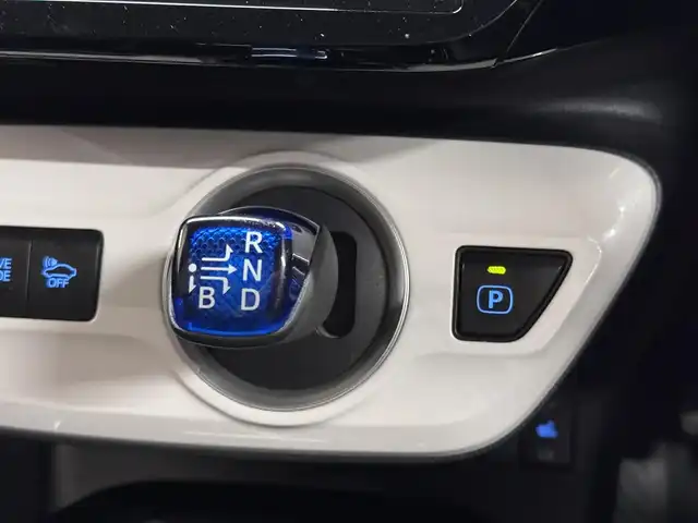 トヨタ プリウス ＰＨＶ S ナビパッケージ 三重県 2017(平29)年 5.1万km スティールブロンドM プラグインハイブリッド/FF/インパネCVT/純正 11.6インチ 縦型ナビ/（AM/FM/USB/iPod/Bluetooth/AUX/TV）/バックカメラ/モデリスタエアロ（F/S/R下）/【OP】ETC2.0/Toyota Safety Sense/・プリクラッシュセーフティ/・レーンディパーチャーアラート（操舵支援付）/・レーダークルコン/・オートハイビーム/・ふらつき検知機能/・【OP】ITS Connect/装備/・【OP】AC100Vアクセサリーコンセント（ヴィークルパワーコネクター付・V2H対応・コンセント2ヶ）/・シートヒーター（D/N）/・ステアリングヒーター/・オートエアコン/・オートライト/・LED ヘッドライト＆フロントフォグランプ/・純正17inAW/・プッシュスタート/・スマートキーx1/・保/など