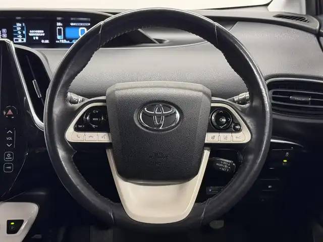 トヨタ プリウス ＰＨＶ S ナビパッケージ 三重県 2017(平29)年 5.1万km スティールブロンドM プラグインハイブリッド/FF/インパネCVT/純正 11.6インチ 縦型ナビ/（AM/FM/USB/iPod/Bluetooth/AUX/TV）/バックカメラ/モデリスタエアロ（F/S/R下）/【OP】ETC2.0/Toyota Safety Sense/・プリクラッシュセーフティ/・レーンディパーチャーアラート（操舵支援付）/・レーダークルコン/・オートハイビーム/・ふらつき検知機能/・【OP】ITS Connect/装備/・【OP】AC100Vアクセサリーコンセント（ヴィークルパワーコネクター付・V2H対応・コンセント2ヶ）/・シートヒーター（D/N）/・ステアリングヒーター/・オートエアコン/・オートライト/・LED ヘッドライト＆フロントフォグランプ/・純正17inAW/・プッシュスタート/・スマートキーx1/・保/など
