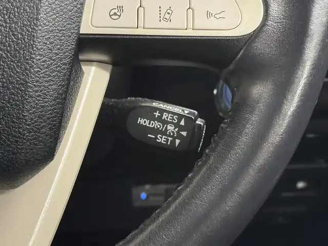 トヨタ プリウス ＰＨＶ S ナビパッケージ 三重県 2017(平29)年 5.1万km スティールブロンドM プラグインハイブリッド/FF/インパネCVT/純正 11.6インチ 縦型ナビ/（AM/FM/USB/iPod/Bluetooth/AUX/TV）/バックカメラ/モデリスタエアロ（F/S/R下）/【OP】ETC2.0/Toyota Safety Sense/・プリクラッシュセーフティ/・レーンディパーチャーアラート（操舵支援付）/・レーダークルコン/・オートハイビーム/・ふらつき検知機能/・【OP】ITS Connect/装備/・【OP】AC100Vアクセサリーコンセント（ヴィークルパワーコネクター付・V2H対応・コンセント2ヶ）/・シートヒーター（D/N）/・ステアリングヒーター/・オートエアコン/・オートライト/・LED ヘッドライト＆フロントフォグランプ/・純正17inAW/・プッシュスタート/・スマートキーx1/・保/など
