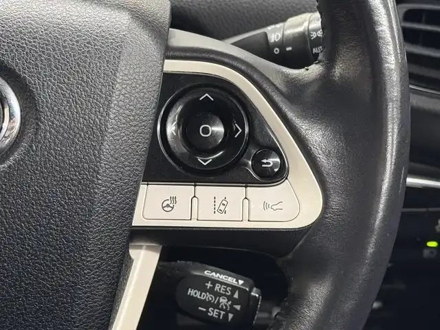 トヨタ プリウス ＰＨＶ S ナビパッケージ 三重県 2017(平29)年 5.1万km スティールブロンドM プラグインハイブリッド/FF/インパネCVT/純正 11.6インチ 縦型ナビ/（AM/FM/USB/iPod/Bluetooth/AUX/TV）/バックカメラ/モデリスタエアロ（F/S/R下）/【OP】ETC2.0/Toyota Safety Sense/・プリクラッシュセーフティ/・レーンディパーチャーアラート（操舵支援付）/・レーダークルコン/・オートハイビーム/・ふらつき検知機能/・【OP】ITS Connect/装備/・【OP】AC100Vアクセサリーコンセント（ヴィークルパワーコネクター付・V2H対応・コンセント2ヶ）/・シートヒーター（D/N）/・ステアリングヒーター/・オートエアコン/・オートライト/・LED ヘッドライト＆フロントフォグランプ/・純正17inAW/・プッシュスタート/・スマートキーx1/・保/など