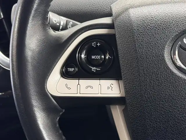 トヨタ プリウス ＰＨＶ S ナビパッケージ 三重県 2017(平29)年 5.1万km スティールブロンドM プラグインハイブリッド/FF/インパネCVT/純正 11.6インチ 縦型ナビ/（AM/FM/USB/iPod/Bluetooth/AUX/TV）/バックカメラ/モデリスタエアロ（F/S/R下）/【OP】ETC2.0/Toyota Safety Sense/・プリクラッシュセーフティ/・レーンディパーチャーアラート（操舵支援付）/・レーダークルコン/・オートハイビーム/・ふらつき検知機能/・【OP】ITS Connect/装備/・【OP】AC100Vアクセサリーコンセント（ヴィークルパワーコネクター付・V2H対応・コンセント2ヶ）/・シートヒーター（D/N）/・ステアリングヒーター/・オートエアコン/・オートライト/・LED ヘッドライト＆フロントフォグランプ/・純正17inAW/・プッシュスタート/・スマートキーx1/・保/など