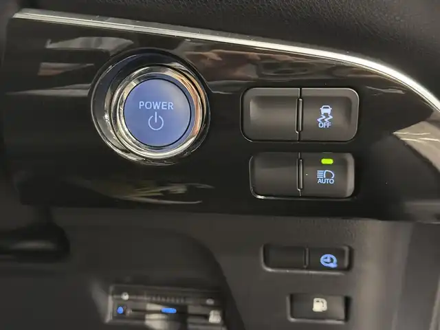 トヨタ プリウス ＰＨＶ S ナビパッケージ 三重県 2017(平29)年 5.1万km スティールブロンドM プラグインハイブリッド/FF/インパネCVT/純正 11.6インチ 縦型ナビ/（AM/FM/USB/iPod/Bluetooth/AUX/TV）/バックカメラ/モデリスタエアロ（F/S/R下）/【OP】ETC2.0/Toyota Safety Sense/・プリクラッシュセーフティ/・レーンディパーチャーアラート（操舵支援付）/・レーダークルコン/・オートハイビーム/・ふらつき検知機能/・【OP】ITS Connect/装備/・【OP】AC100Vアクセサリーコンセント（ヴィークルパワーコネクター付・V2H対応・コンセント2ヶ）/・シートヒーター（D/N）/・ステアリングヒーター/・オートエアコン/・オートライト/・LED ヘッドライト＆フロントフォグランプ/・純正17inAW/・プッシュスタート/・スマートキーx1/・保/など