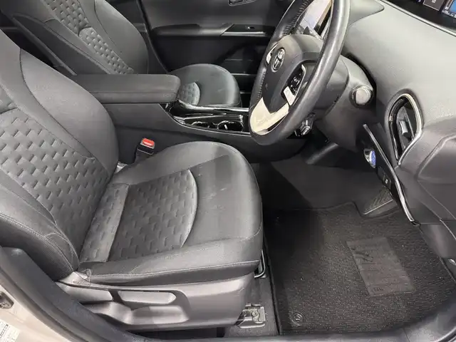 トヨタ プリウス ＰＨＶ S ナビパッケージ 三重県 2017(平29)年 5.1万km スティールブロンドM プラグインハイブリッド/FF/インパネCVT/純正 11.6インチ 縦型ナビ/（AM/FM/USB/iPod/Bluetooth/AUX/TV）/バックカメラ/モデリスタエアロ（F/S/R下）/【OP】ETC2.0/Toyota Safety Sense/・プリクラッシュセーフティ/・レーンディパーチャーアラート（操舵支援付）/・レーダークルコン/・オートハイビーム/・ふらつき検知機能/・【OP】ITS Connect/装備/・【OP】AC100Vアクセサリーコンセント（ヴィークルパワーコネクター付・V2H対応・コンセント2ヶ）/・シートヒーター（D/N）/・ステアリングヒーター/・オートエアコン/・オートライト/・LED ヘッドライト＆フロントフォグランプ/・純正17inAW/・プッシュスタート/・スマートキーx1/・保/など