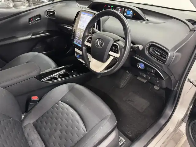 トヨタ プリウス ＰＨＶ S ナビパッケージ 三重県 2017(平29)年 5.1万km スティールブロンドM プラグインハイブリッド/FF/インパネCVT/純正 11.6インチ 縦型ナビ/（AM/FM/USB/iPod/Bluetooth/AUX/TV）/バックカメラ/モデリスタエアロ（F/S/R下）/【OP】ETC2.0/Toyota Safety Sense/・プリクラッシュセーフティ/・レーンディパーチャーアラート（操舵支援付）/・レーダークルコン/・オートハイビーム/・ふらつき検知機能/・【OP】ITS Connect/装備/・【OP】AC100Vアクセサリーコンセント（ヴィークルパワーコネクター付・V2H対応・コンセント2ヶ）/・シートヒーター（D/N）/・ステアリングヒーター/・オートエアコン/・オートライト/・LED ヘッドライト＆フロントフォグランプ/・純正17inAW/・プッシュスタート/・スマートキーx1/・保/など