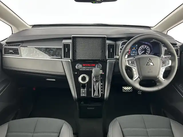 三菱 デリカＤ：５ シャモニー 愛知県 2025(令7)年 0.1千km グラファイトグレーメタリック/ブラックマイカ 登録済未使用車/４WD/ディーゼル/ターボ/全方位カメラ/AC100V電源/三菱e-Assist/・衝突軽減ブレーキ/・レーダークルーズコントロール/・レーンキープアシスト/・オートマチックハイビーム/・ブラインドスポットモニター/ハーフレザーシート/シートヒーター/パワーシート/革巻きステアリング/ステアリングヒーター/両側パワースライドドア/パワーバックドア/アイドリングストップ/センターデフロック/純正18インチアルミホイール/スマートキー/プッシュスタート/LEDヘッドライト/フロントフォグランプ/横滑り防止装置