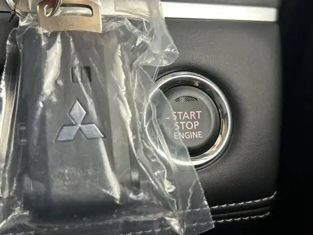 三菱 デリカＤ：５ シャモニー 愛知県 2025(令7)年 0.1千km グラファイトグレーメタリック/ブラックマイカ 登録済未使用車/４WD/ディーゼル/ターボ/全方位カメラ/AC100V電源/三菱e-Assist/・衝突軽減ブレーキ/・レーダークルーズコントロール/・レーンキープアシスト/・オートマチックハイビーム/・ブラインドスポットモニター/ハーフレザーシート/シートヒーター/パワーシート/革巻きステアリング/ステアリングヒーター/両側パワースライドドア/パワーバックドア/アイドリングストップ/センターデフロック/純正18インチアルミホイール/スマートキー/プッシュスタート/LEDヘッドライト/フロントフォグランプ/横滑り防止装置