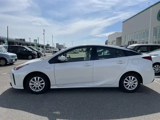 トヨタ プリウス S 石川県 2020(令2)年 3.6万km ホワイトパールクリスタルシャイン トヨタセーフティセンス/純正オーディオ/レーダークルーズ/LEDヘッドライト/スマートキー/プッシュスタート/電動ミラー/社外アルミ&スタッドレス/夏タイヤ積み込み/オートライト