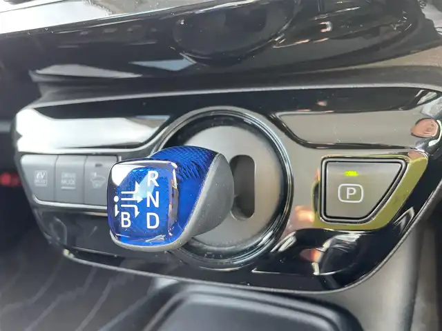 トヨタ プリウス S 石川県 2020(令2)年 3.6万km ホワイトパールクリスタルシャイン トヨタセーフティセンス/純正オーディオ/レーダークルーズ/LEDヘッドライト/スマートキー/プッシュスタート/電動ミラー/社外アルミ&スタッドレス/夏タイヤ積み込み/オートライト