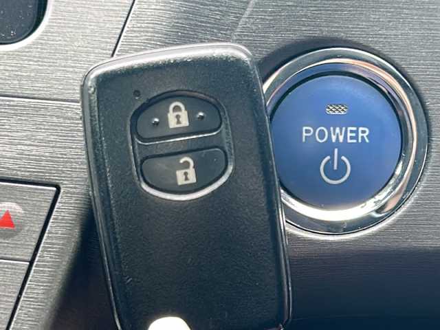 トヨタ プリウス S 石川県 2012(平24)年 6.7万km シルバーM 純正SDナビ【NSZT-W62Z】/バックカメラ/ビルトインETC/前後ドライブレコーダー/プッシュスタート/オートライト/ワンオーナー/純正アルミホイール/純正フロアマット/取扱説明書/保証書/記録簿/ナビ取扱説明書