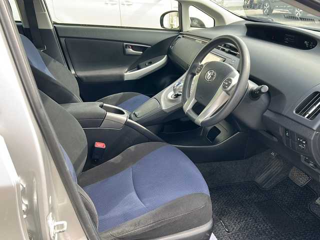 トヨタ プリウス S 石川県 2012(平24)年 6.7万km シルバーM 純正SDナビ【NSZT-W62Z】/バックカメラ/ビルトインETC/前後ドライブレコーダー/プッシュスタート/オートライト/ワンオーナー/純正アルミホイール/純正フロアマット/取扱説明書/保証書/記録簿/ナビ取扱説明書