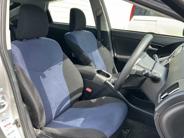 トヨタ プリウス S 石川県 2012(平24)年 6.7万km シルバーM 純正SDナビ【NSZT-W62Z】/バックカメラ/ビルトインETC/前後ドライブレコーダー/プッシュスタート/オートライト/ワンオーナー/純正アルミホイール/純正フロアマット/取扱説明書/保証書/記録簿/ナビ取扱説明書