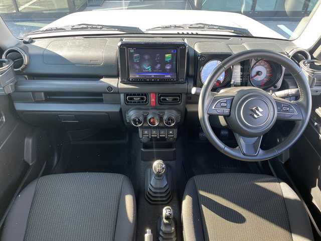 スズキ ジムニー シエラ JC 長野県 2023(令5)年 2.7万km ミディアムグレー 禁煙車/ワンオーナー/純正SDナビ/フルセグTV/バックカメラ/（Bluetooth/CD/DVD/HDMI）/社外１５インチアルミ（ＮＩＴＲＯ　ＰＯＷＥＲ）/前席シートヒーター/背面スペアタイヤ/クルーズコントロール/アイドリングストップ/衝突被害軽減システム/横滑り防止装置/レーンキープアシスト/ダウンヒルアシストコントロール/LEDヘッドライト/ウインカーミラー/社外フロアマット/カーテンエアバッグ/高低速2段切替レバー /ステアリングスイッチ/プッシュスタート/スマートキー