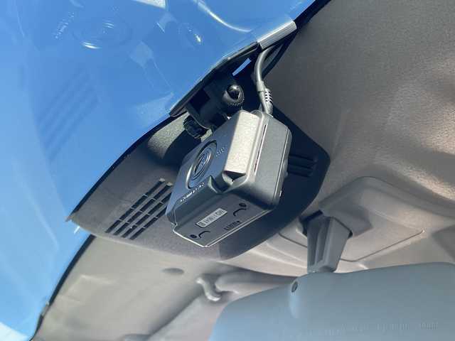 スズキ ジムニー シエラ JC 長野県 2023(令5)年 2.7万km ミディアムグレー 禁煙車/ワンオーナー/純正SDナビ/フルセグTV/バックカメラ/（Bluetooth/CD/DVD/HDMI）/社外１５インチアルミ（ＮＩＴＲＯ　ＰＯＷＥＲ）/前席シートヒーター/背面スペアタイヤ/クルーズコントロール/アイドリングストップ/衝突被害軽減システム/横滑り防止装置/レーンキープアシスト/ダウンヒルアシストコントロール/LEDヘッドライト/ウインカーミラー/社外フロアマット/カーテンエアバッグ/高低速2段切替レバー /ステアリングスイッチ/プッシュスタート/スマートキー