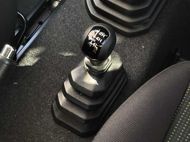 スズキ ジムニー シエラ JC 長野県 2023(令5)年 2.7万km ミディアムグレー 禁煙車/ワンオーナー/純正SDナビ/フルセグTV/バックカメラ/（Bluetooth/CD/DVD/HDMI）/社外１５インチアルミ（ＮＩＴＲＯ　ＰＯＷＥＲ）/前席シートヒーター/背面スペアタイヤ/クルーズコントロール/アイドリングストップ/衝突被害軽減システム/横滑り防止装置/レーンキープアシスト/ダウンヒルアシストコントロール/LEDヘッドライト/ウインカーミラー/社外フロアマット/カーテンエアバッグ/高低速2段切替レバー /ステアリングスイッチ/プッシュスタート/スマートキー