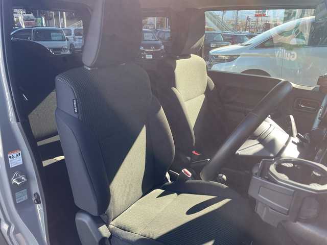 スズキ ジムニー シエラ JC 長野県 2023(令5)年 2.7万km ミディアムグレー 禁煙車/ワンオーナー/純正SDナビ/フルセグTV/バックカメラ/（Bluetooth/CD/DVD/HDMI）/社外１５インチアルミ（ＮＩＴＲＯ　ＰＯＷＥＲ）/前席シートヒーター/背面スペアタイヤ/クルーズコントロール/アイドリングストップ/衝突被害軽減システム/横滑り防止装置/レーンキープアシスト/ダウンヒルアシストコントロール/LEDヘッドライト/ウインカーミラー/社外フロアマット/カーテンエアバッグ/高低速2段切替レバー /ステアリングスイッチ/プッシュスタート/スマートキー