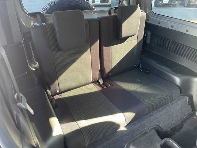 スズキ ジムニー シエラ JC 長野県 2023(令5)年 2.7万km ミディアムグレー 禁煙車/ワンオーナー/純正SDナビ/フルセグTV/バックカメラ/（Bluetooth/CD/DVD/HDMI）/社外１５インチアルミ（ＮＩＴＲＯ　ＰＯＷＥＲ）/前席シートヒーター/背面スペアタイヤ/クルーズコントロール/アイドリングストップ/衝突被害軽減システム/横滑り防止装置/レーンキープアシスト/ダウンヒルアシストコントロール/LEDヘッドライト/ウインカーミラー/社外フロアマット/カーテンエアバッグ/高低速2段切替レバー /ステアリングスイッチ/プッシュスタート/スマートキー