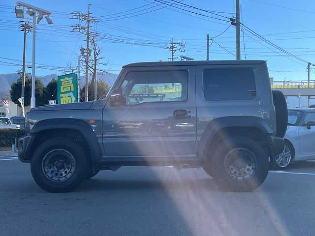 スズキ ジムニー シエラ JC 長野県 2023(令5)年 2.7万km ミディアムグレー 禁煙車/ワンオーナー/純正SDナビ/フルセグTV/バックカメラ/（Bluetooth/CD/DVD/HDMI）/社外１５インチアルミ（ＮＩＴＲＯ　ＰＯＷＥＲ）/前席シートヒーター/背面スペアタイヤ/クルーズコントロール/アイドリングストップ/衝突被害軽減システム/横滑り防止装置/レーンキープアシスト/ダウンヒルアシストコントロール/LEDヘッドライト/ウインカーミラー/社外フロアマット/カーテンエアバッグ/高低速2段切替レバー /ステアリングスイッチ/プッシュスタート/スマートキー