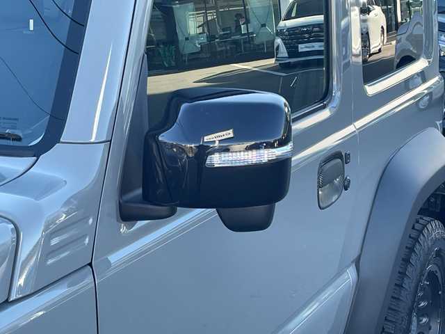 スズキ ジムニー シエラ JC 長野県 2023(令5)年 2.7万km ミディアムグレー 禁煙車/ワンオーナー/純正SDナビ/フルセグTV/バックカメラ/（Bluetooth/CD/DVD/HDMI）/社外１５インチアルミ（ＮＩＴＲＯ　ＰＯＷＥＲ）/前席シートヒーター/背面スペアタイヤ/クルーズコントロール/アイドリングストップ/衝突被害軽減システム/横滑り防止装置/レーンキープアシスト/ダウンヒルアシストコントロール/LEDヘッドライト/ウインカーミラー/社外フロアマット/カーテンエアバッグ/高低速2段切替レバー /ステアリングスイッチ/プッシュスタート/スマートキー