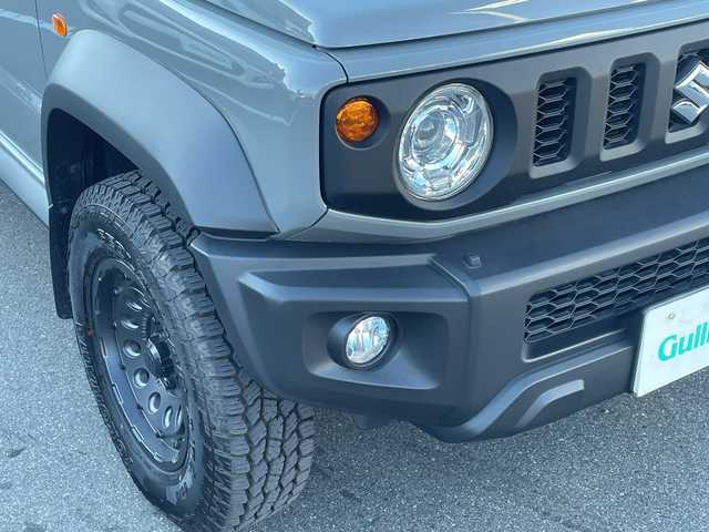 スズキ ジムニー シエラ JC 長野県 2023(令5)年 2.7万km ミディアムグレー 禁煙車/ワンオーナー/純正SDナビ/フルセグTV/バックカメラ/（Bluetooth/CD/DVD/HDMI）/社外１５インチアルミ（ＮＩＴＲＯ　ＰＯＷＥＲ）/前席シートヒーター/背面スペアタイヤ/クルーズコントロール/アイドリングストップ/衝突被害軽減システム/横滑り防止装置/レーンキープアシスト/ダウンヒルアシストコントロール/LEDヘッドライト/ウインカーミラー/社外フロアマット/カーテンエアバッグ/高低速2段切替レバー /ステアリングスイッチ/プッシュスタート/スマートキー