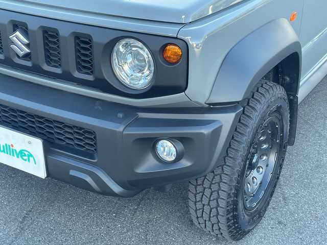 スズキ ジムニー シエラ JC 長野県 2023(令5)年 2.7万km ミディアムグレー 禁煙車/ワンオーナー/純正SDナビ/フルセグTV/バックカメラ/（Bluetooth/CD/DVD/HDMI）/社外１５インチアルミ（ＮＩＴＲＯ　ＰＯＷＥＲ）/前席シートヒーター/背面スペアタイヤ/クルーズコントロール/アイドリングストップ/衝突被害軽減システム/横滑り防止装置/レーンキープアシスト/ダウンヒルアシストコントロール/LEDヘッドライト/ウインカーミラー/社外フロアマット/カーテンエアバッグ/高低速2段切替レバー /ステアリングスイッチ/プッシュスタート/スマートキー