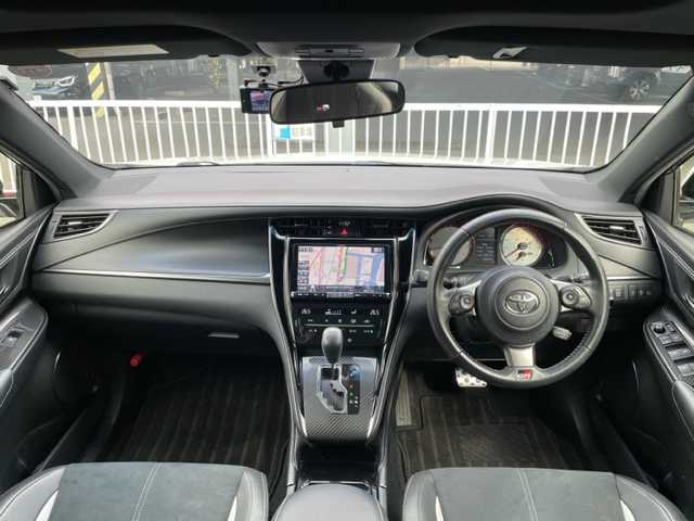 トヨタ ハリアー エレガンス GRスポーツ 神奈川県 2018(平30)年 3.5万km ホワイトパールクリスタルシャイン ワンオーナー				/社外9インチSDナビ【ALPINE：X9Z】				/・DTV/SD/CD/DVD/REC/BT				/バックカメラ				/パノラマルーフ	/ハーフレザーシート/運転席パワーシート			/ビルトインETC							/ToyotaSafetySense/・プリクラッシュセーフティー				/・レーンディパーチャーアラート									/・オートマチックハイビーム/・レーダークルーズコントロール				/前後ドライブレコーダー	/オートライト									/純正LEDヘッドライト/フォグランプ				/LEDイルミネーションビーム			/プッシュEgスタート/ストップ				/スマートキー×2/ターンランプ付電動格納ドアミラー				/純正フロアマット				/取扱説明書				/ナビ取扱説明書				/新車時保証書