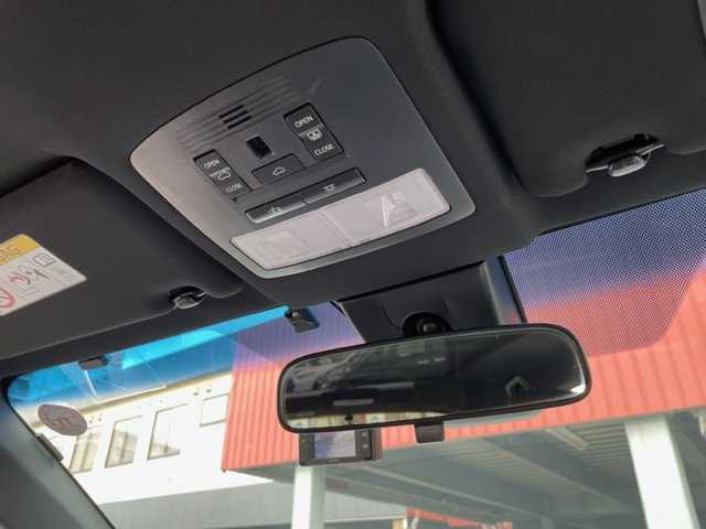 トヨタ ハリアー エレガンス GRスポーツ 神奈川県 2018(平30)年 3.5万km ホワイトパールクリスタルシャイン ワンオーナー				/社外9インチSDナビ【ALPINE：X9Z】				/・DTV/SD/CD/DVD/REC/BT				/バックカメラ				/パノラマルーフ	/ハーフレザーシート/運転席パワーシート			/ビルトインETC							/ToyotaSafetySense/・プリクラッシュセーフティー				/・レーンディパーチャーアラート									/・オートマチックハイビーム/・レーダークルーズコントロール				/前後ドライブレコーダー	/オートライト									/純正LEDヘッドライト/フォグランプ				/LEDイルミネーションビーム			/プッシュEgスタート/ストップ				/スマートキー×2/ターンランプ付電動格納ドアミラー				/純正フロアマット				/取扱説明書				/ナビ取扱説明書				/新車時保証書