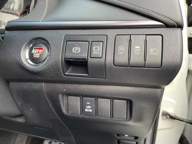 トヨタ ハリアー エレガンス GRスポーツ 神奈川県 2018(平30)年 3.5万km ホワイトパールクリスタルシャイン ワンオーナー				/社外9インチSDナビ【ALPINE：X9Z】				/・DTV/SD/CD/DVD/REC/BT				/バックカメラ				/パノラマルーフ	/ハーフレザーシート/運転席パワーシート			/ビルトインETC							/ToyotaSafetySense/・プリクラッシュセーフティー				/・レーンディパーチャーアラート									/・オートマチックハイビーム/・レーダークルーズコントロール				/前後ドライブレコーダー	/オートライト									/純正LEDヘッドライト/フォグランプ				/LEDイルミネーションビーム			/プッシュEgスタート/ストップ				/スマートキー×2/ターンランプ付電動格納ドアミラー				/純正フロアマット				/取扱説明書				/ナビ取扱説明書				/新車時保証書