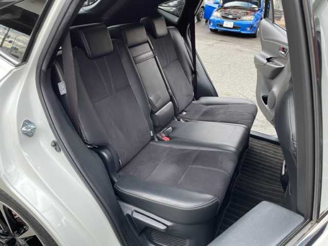 トヨタ ハリアー エレガンス GRスポーツ 神奈川県 2018(平30)年 3.5万km ホワイトパールクリスタルシャイン ワンオーナー				/社外9インチSDナビ【ALPINE：X9Z】				/・DTV/SD/CD/DVD/REC/BT				/バックカメラ				/パノラマルーフ	/ハーフレザーシート/運転席パワーシート			/ビルトインETC							/ToyotaSafetySense/・プリクラッシュセーフティー				/・レーンディパーチャーアラート									/・オートマチックハイビーム/・レーダークルーズコントロール				/前後ドライブレコーダー	/オートライト									/純正LEDヘッドライト/フォグランプ				/LEDイルミネーションビーム			/プッシュEgスタート/ストップ				/スマートキー×2/ターンランプ付電動格納ドアミラー				/純正フロアマット				/取扱説明書				/ナビ取扱説明書				/新車時保証書