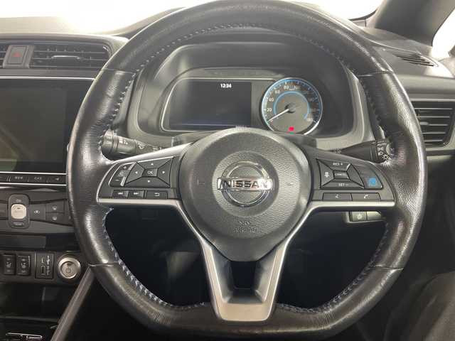 日産 リーフ X Vセレクション 神奈川県 2020(令2)年 5.8万km スーパーブラック プロパイロット/純正9インチSDナビ/インテリジェントアラウンドビューモニター/インテリジェントルームミラー/衝突被害軽減システム/車線逸脱警報/追従式クルーズコントロール/横滑り防止装置/ETC/LEDヘッドライト/オートライト/ウィンカーミラー/電動格納ミラー/純正17インチAW/シートヒーター/ステアリングヒーター/プッシュスタート/スマートキー/フロアマット/スペアキー/取扱説明書/保証書