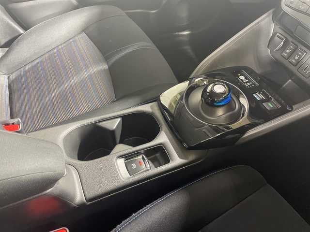 日産 リーフ X Vセレクション 神奈川県 2020(令2)年 5.8万km スーパーブラック プロパイロット/純正9インチSDナビ/インテリジェントアラウンドビューモニター/インテリジェントルームミラー/衝突被害軽減システム/車線逸脱警報/追従式クルーズコントロール/横滑り防止装置/ETC/LEDヘッドライト/オートライト/ウィンカーミラー/電動格納ミラー/純正17インチAW/シートヒーター/ステアリングヒーター/プッシュスタート/スマートキー/フロアマット/スペアキー/取扱説明書/保証書