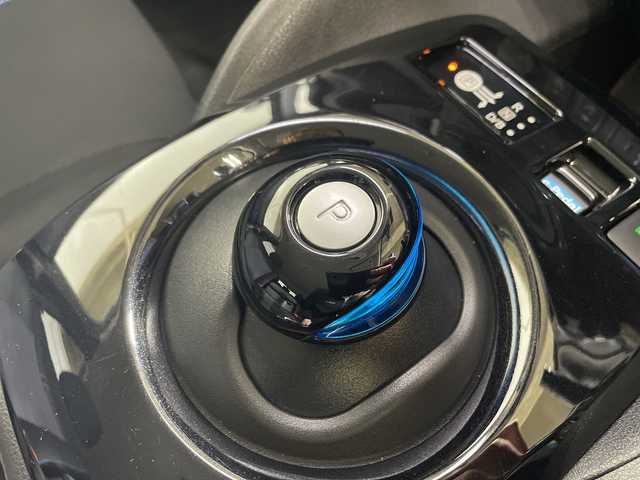 日産 リーフ X Vセレクション 神奈川県 2020(令2)年 5.8万km スーパーブラック プロパイロット/純正9インチSDナビ/インテリジェントアラウンドビューモニター/インテリジェントルームミラー/衝突被害軽減システム/車線逸脱警報/追従式クルーズコントロール/横滑り防止装置/ETC/LEDヘッドライト/オートライト/ウィンカーミラー/電動格納ミラー/純正17インチAW/シートヒーター/ステアリングヒーター/プッシュスタート/スマートキー/フロアマット/スペアキー/取扱説明書/保証書