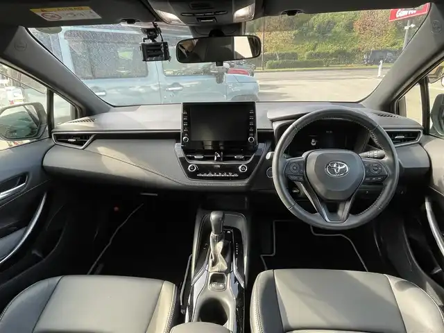 トヨタ カローラツーリング ハイブリッド ダブルバイビー 大阪府 2021(令3)年 3.3万km ホワイトパールクリスタルシャイン トヨタセーフティセンス/・アダプティクブクルーズコントロール/・プリクラッシュセーフティー/・レーントレーシングアシスト/・クリアランスソナー/・パーキングサポートブレーキー/・オートマチックハイビーム/・ロードサインアシスト/純正9インチナビ/・Bluetooth/Miracast/ラジオ/主要装備/・バックカメラ/・横滑り防止装置/・オートホールド/・LEDヘッドライト/・ヘッドライトレベライザー/・フォグランプ/・SOSコール/・手動防眩ルームミラー/・ドライブレコーダー/・ETC