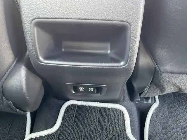 トヨタ カローラツーリング ハイブリッド ダブルバイビー 大阪府 2021(令3)年 3.3万km ホワイトパールクリスタルシャイン トヨタセーフティセンス/・アダプティクブクルーズコントロール/・プリクラッシュセーフティー/・レーントレーシングアシスト/・クリアランスソナー/・パーキングサポートブレーキー/・オートマチックハイビーム/・ロードサインアシスト/純正9インチナビ/・Bluetooth/Miracast/ラジオ/主要装備/・バックカメラ/・横滑り防止装置/・オートホールド/・LEDヘッドライト/・ヘッドライトレベライザー/・フォグランプ/・SOSコール/・手動防眩ルームミラー/・ドライブレコーダー/・ETC