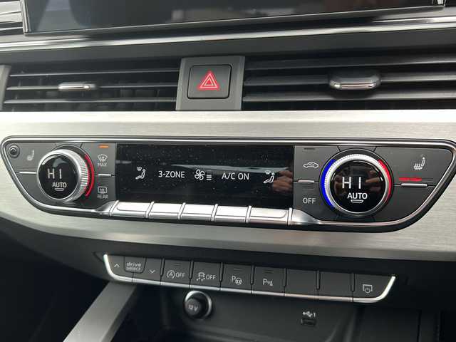 アウディ Ａ４ 40TDIクワトロ Sライン 道東・釧路十勝 2022(令4)年 1万km ミトスブラックメタリック ４WD/純正MMIナビ/　BT/USB/AppleCarPlay/フルセグ/サラウンドビューカメラ/純正ETC2.0/純正前後ドライブレコーダー/アウディプレセンス/レーンキーピングアシスト/アダプティブクルーズコントロール/パークディスタンスコントロール/パーキングアシスト/ハーフレザーシート/フロントパワーシート/フロントシートヒーティング/バーチャルコックピット/マトリクスLEDヘッドライト/純正18インチAW/純正フロアマット/取扱説明書/保証書