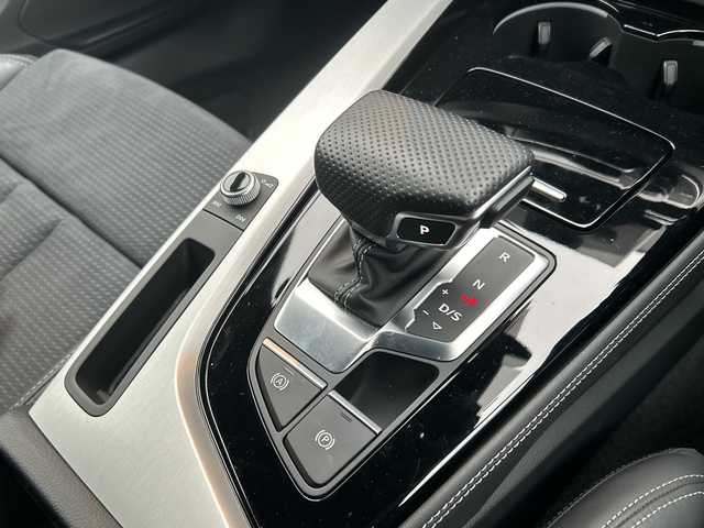 アウディ Ａ４ 40TDIクワトロ Sライン 道東・釧路十勝 2022(令4)年 1万km ミトスブラックメタリック ４WD/純正MMIナビ/　BT/USB/AppleCarPlay/フルセグ/サラウンドビューカメラ/純正ETC2.0/純正前後ドライブレコーダー/アウディプレセンス/レーンキーピングアシスト/アダプティブクルーズコントロール/パークディスタンスコントロール/パーキングアシスト/ハーフレザーシート/フロントパワーシート/フロントシートヒーティング/バーチャルコックピット/マトリクスLEDヘッドライト/純正18インチAW/純正フロアマット/取扱説明書/保証書