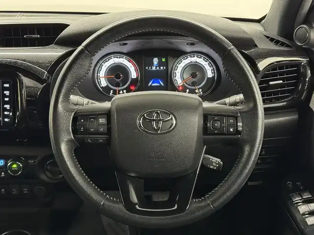 トヨタ ハイラックス Z ブラックラリーエディション 三重県 2019(令1)年 9.9万km アティチュードブラックマイカ 2.4L ディーゼルターボ/パートタイム4WD/MTモード付フロア6AT/純正 7インチナビ NSZT-W68T/（AM/FM/CD/DVD/TV/SD/SDREC/Bluetooth）/バックガイドモニター/ドライブレコーダー 前後/ETC/Toyota Safety Sense/・プリクラッシュセーフティ［PCS］/・レーンディパーチャーアラート［LDA］/・ダウンヒルアシストコントロール［DAC］/・ヒルスタートアシストコントロール［HAC］/・EBD（電子制動力配分制御）付ABS＆ブレーキアシスト/・VSC＆TRC/・緊急ブレーキシグナル/装備/・豪州トヨタ純正バグガード/・ハードトノカバー（施錠機能・ダンパー付）/・クルーズコントロール/・オートエアコン/・プッシュスタート/・オートライト/・フロント＆リヤフォグランプ/・ブラックラリーED専用 18inAW（ブラック塗装）