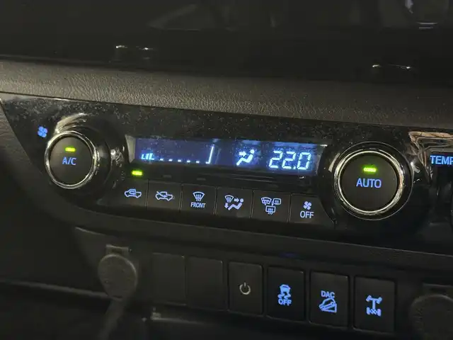 トヨタ ハイラックス Z ブラックラリーエディション 三重県 2019(令1)年 9.9万km アティチュードブラックマイカ 2.4L ディーゼルターボ/パートタイム4WD/MTモード付フロア6AT/純正 7インチナビ NSZT-W68T/（AM/FM/CD/DVD/TV/SD/SDREC/Bluetooth）/バックガイドモニター/ドライブレコーダー 前後/ETC/Toyota Safety Sense/・プリクラッシュセーフティ［PCS］/・レーンディパーチャーアラート［LDA］/・ダウンヒルアシストコントロール［DAC］/・ヒルスタートアシストコントロール［HAC］/・EBD（電子制動力配分制御）付ABS＆ブレーキアシスト/・VSC＆TRC/・緊急ブレーキシグナル/装備/・豪州トヨタ純正バグガード/・ハードトノカバー（施錠機能・ダンパー付）/・クルーズコントロール/・オートエアコン/・プッシュスタート/・オートライト/・フロント＆リヤフォグランプ/・ブラックラリーED専用 18inAW（ブラック塗装）