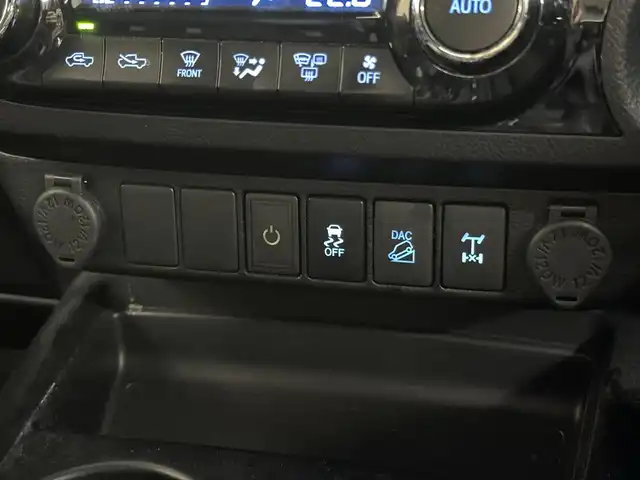 トヨタ ハイラックス Z ブラックラリーエディション 三重県 2019(令1)年 9.9万km アティチュードブラックマイカ 2.4L ディーゼルターボ/パートタイム4WD/MTモード付フロア6AT/純正 7インチナビ NSZT-W68T/（AM/FM/CD/DVD/TV/SD/SDREC/Bluetooth）/バックガイドモニター/ドライブレコーダー 前後/ETC/Toyota Safety Sense/・プリクラッシュセーフティ［PCS］/・レーンディパーチャーアラート［LDA］/・ダウンヒルアシストコントロール［DAC］/・ヒルスタートアシストコントロール［HAC］/・EBD（電子制動力配分制御）付ABS＆ブレーキアシスト/・VSC＆TRC/・緊急ブレーキシグナル/装備/・豪州トヨタ純正バグガード/・ハードトノカバー（施錠機能・ダンパー付）/・クルーズコントロール/・オートエアコン/・プッシュスタート/・オートライト/・フロント＆リヤフォグランプ/・ブラックラリーED専用 18inAW（ブラック塗装）