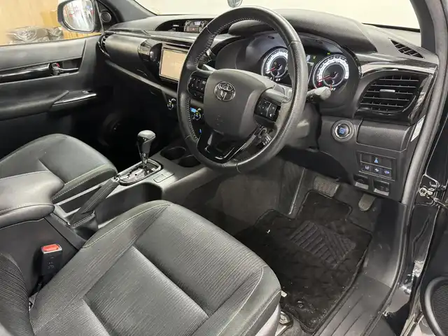 トヨタ ハイラックス Z ブラックラリーエディション 三重県 2019(令1)年 9.9万km アティチュードブラックマイカ 2.4L ディーゼルターボ/パートタイム4WD/MTモード付フロア6AT/純正 7インチナビ NSZT-W68T/（AM/FM/CD/DVD/TV/SD/SDREC/Bluetooth）/バックガイドモニター/ドライブレコーダー 前後/ETC/Toyota Safety Sense/・プリクラッシュセーフティ［PCS］/・レーンディパーチャーアラート［LDA］/・ダウンヒルアシストコントロール［DAC］/・ヒルスタートアシストコントロール［HAC］/・EBD（電子制動力配分制御）付ABS＆ブレーキアシスト/・VSC＆TRC/・緊急ブレーキシグナル/装備/・豪州トヨタ純正バグガード/・ハードトノカバー（施錠機能・ダンパー付）/・クルーズコントロール/・オートエアコン/・プッシュスタート/・オートライト/・フロント＆リヤフォグランプ/・ブラックラリーED専用 18inAW（ブラック塗装）