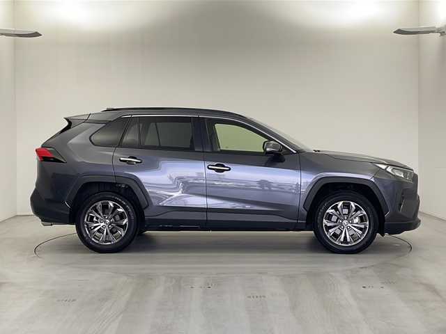 トヨタ ＲＡＶ４ G 栃木県 2023(令5)年 1.3万km グレーメタリック ワンオーナー/10.5インチディスプレイオーディオ（コネクティッドナビ対応）Plus/　Apple CarPlay/Android Auto/Bluetooth/フルセグTV/USB/Miracast/AM/FM/トヨタセーフティセンス/　プリクラッシュセーフティ/　レーントレーシングアシスト/　レーダークルーズコントロール/　ロードサインアシスト/　オートハイビーム/　パノラミックビューモニター/　ブラインドスポットモニター/デジタルインナーミラー(録画機能付)/ビルトインETC2.0/電動パーキングブレーキ(HOLDスイッチ付)/シートヒーター(ベンチレーター付)/合皮シート/パワーシート(D席)/純正フロアマット/サイド+カーテンエアバッグ/スマートキー×1本/保証書、取扱説明書付属