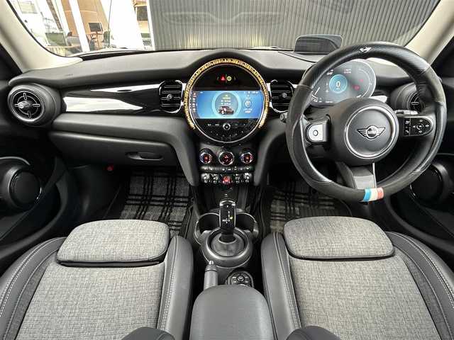 ＭＩＮＩ ＢＭＷ ミニ クーパー 福岡県 2022(令4)年 1.2万km ペッパー・ホワイト プレミアムプラスラインパッケージ/クルーズコントロール/インテリジェントセーフティ/ペッパーパッケージ/ディスプレイオーディオ/Applecarplay/androidauto/バックカメラ/Bluetooth/LEDヘッドライト/オートライト/オートワイパー/ハーフレザーシート/シートヒーター/純正16インチアルミホイール/ミラー一体型ETC/取扱説明書/保証書/スペアキー×1