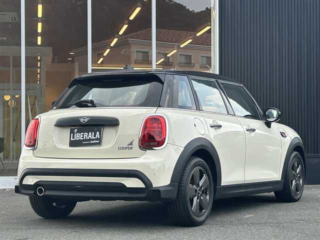 ＭＩＮＩ ＢＭＷ ミニ クーパー 福岡県 2022(令4)年 1.2万km ペッパー・ホワイト プレミアムプラスラインパッケージ/クルーズコントロール/インテリジェントセーフティ/ペッパーパッケージ/ディスプレイオーディオ/Applecarplay/androidauto/バックカメラ/Bluetooth/LEDヘッドライト/オートライト/オートワイパー/ハーフレザーシート/シートヒーター/純正16インチアルミホイール/ミラー一体型ETC/取扱説明書/保証書/スペアキー×1