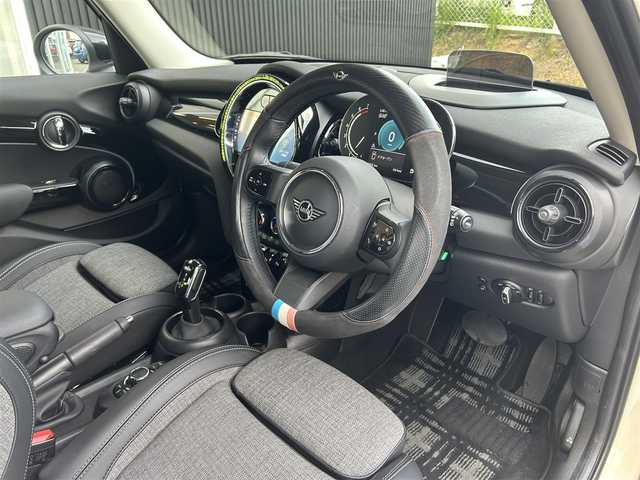 ＭＩＮＩ ＢＭＷ ミニ クーパー 福岡県 2022(令4)年 1.2万km ペッパー・ホワイト プレミアムプラスラインパッケージ/クルーズコントロール/インテリジェントセーフティ/ペッパーパッケージ/ディスプレイオーディオ/Applecarplay/androidauto/バックカメラ/Bluetooth/LEDヘッドライト/オートライト/オートワイパー/ハーフレザーシート/シートヒーター/純正16インチアルミホイール/ミラー一体型ETC/取扱説明書/保証書/スペアキー×1