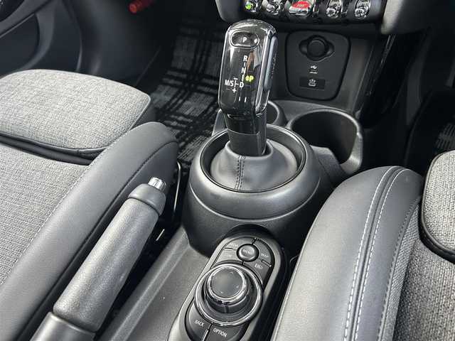 ＭＩＮＩ ＢＭＷ ミニ クーパー 福岡県 2022(令4)年 1.2万km ペッパー・ホワイト プレミアムプラスラインパッケージ/クルーズコントロール/インテリジェントセーフティ/ペッパーパッケージ/ディスプレイオーディオ/Applecarplay/androidauto/バックカメラ/Bluetooth/LEDヘッドライト/オートライト/オートワイパー/ハーフレザーシート/シートヒーター/純正16インチアルミホイール/ミラー一体型ETC/取扱説明書/保証書/スペアキー×1