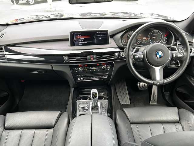 ＢＭＷ Ｘ５ ブラックアウト 山口県 2017(平29)年 2.6万km サファイアブラックP サンルーフ/純正ナビ/DVD/CD/AUX/フルセグTV/バックカメラ/ハーマンカードンオーディオ/黒レザーシート/前席パワーシート/全席シートヒーター/純正LEDヘッドライト/純正フォグランプ/オートライト/純正20インチアルミホイール/革巻きステアリング/ステアリングスイッチ/パドルシフト/クルーズコントロール/パワーバックドア/衝突被害軽減ブレーキ/LKA/横滑り防止/DAC/オートパーキングホールド/コーナーセンサー/スマートキー/ミラー一体型ETC/前後タイプドライブレコーダー/フロアマット/電動格納ウインカードアミラー