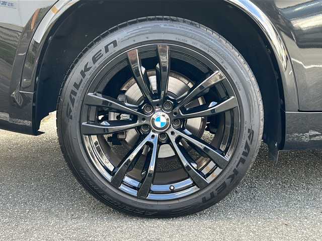 ＢＭＷ Ｘ５ ブラックアウト 山口県 2017(平29)年 2.6万km サファイアブラックP サンルーフ/純正ナビ/DVD/CD/AUX/フルセグTV/バックカメラ/ハーマンカードンオーディオ/黒レザーシート/前席パワーシート/全席シートヒーター/純正LEDヘッドライト/純正フォグランプ/オートライト/純正20インチアルミホイール/革巻きステアリング/ステアリングスイッチ/パドルシフト/クルーズコントロール/パワーバックドア/衝突被害軽減ブレーキ/LKA/横滑り防止/DAC/オートパーキングホールド/コーナーセンサー/スマートキー/ミラー一体型ETC/前後タイプドライブレコーダー/フロアマット/電動格納ウインカードアミラー