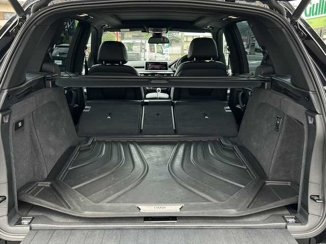 ＢＭＷ Ｘ５ ブラックアウト 山口県 2017(平29)年 2.6万km サファイアブラックP サンルーフ/純正ナビ/DVD/CD/AUX/フルセグTV/バックカメラ/ハーマンカードンオーディオ/黒レザーシート/前席パワーシート/全席シートヒーター/純正LEDヘッドライト/純正フォグランプ/オートライト/純正20インチアルミホイール/革巻きステアリング/ステアリングスイッチ/パドルシフト/クルーズコントロール/パワーバックドア/衝突被害軽減ブレーキ/LKA/横滑り防止/DAC/オートパーキングホールド/コーナーセンサー/スマートキー/ミラー一体型ETC/前後タイプドライブレコーダー/フロアマット/電動格納ウインカードアミラー
